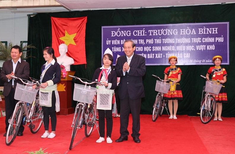 Phó Thủ tướng Thường trực trao xe đạp cho học sinh nghèo, hiếu học - ảnh 1